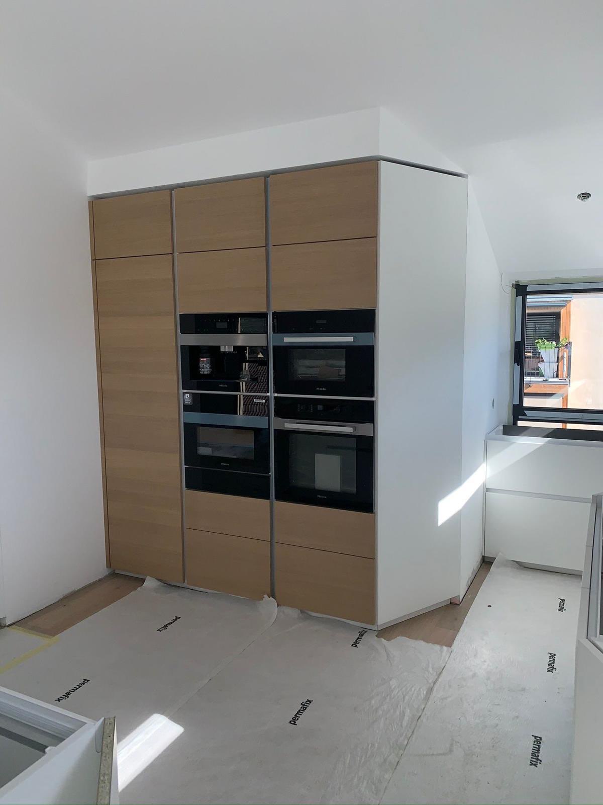 Colonne de cuisine en chêne intégrant des appareils encastrés Miele
