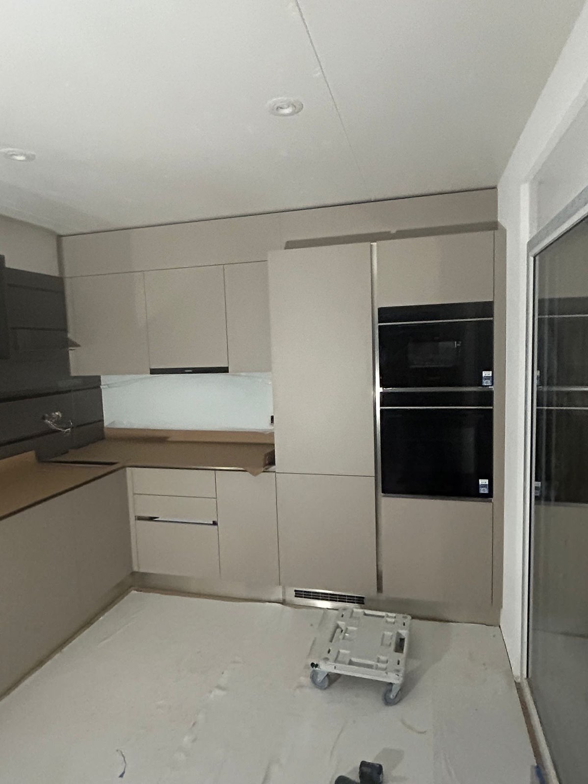 Cuisine blanche et anthracite en U avec plan d'angle