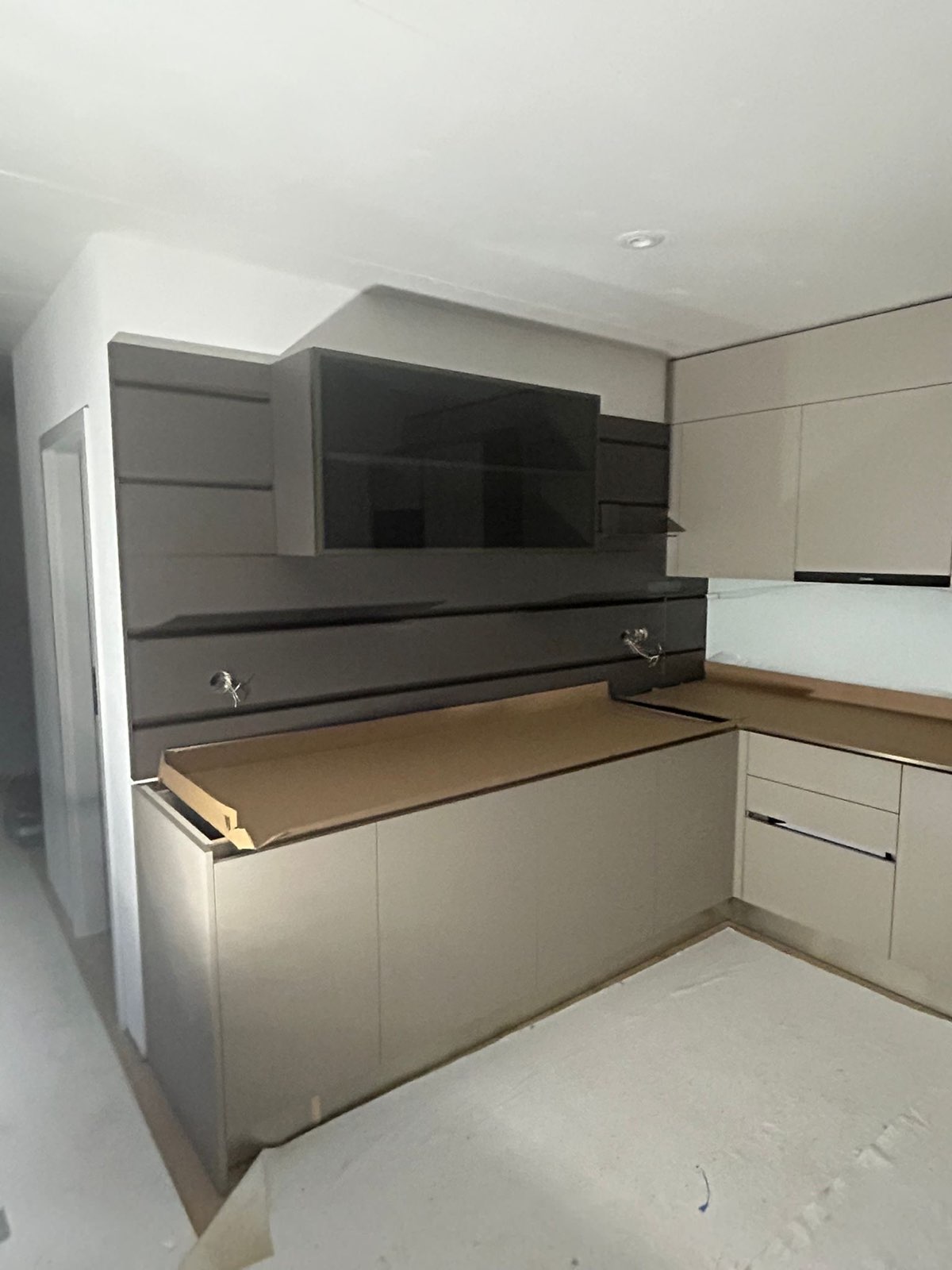 Cuisine en angle, façades taupe et colonnes claires