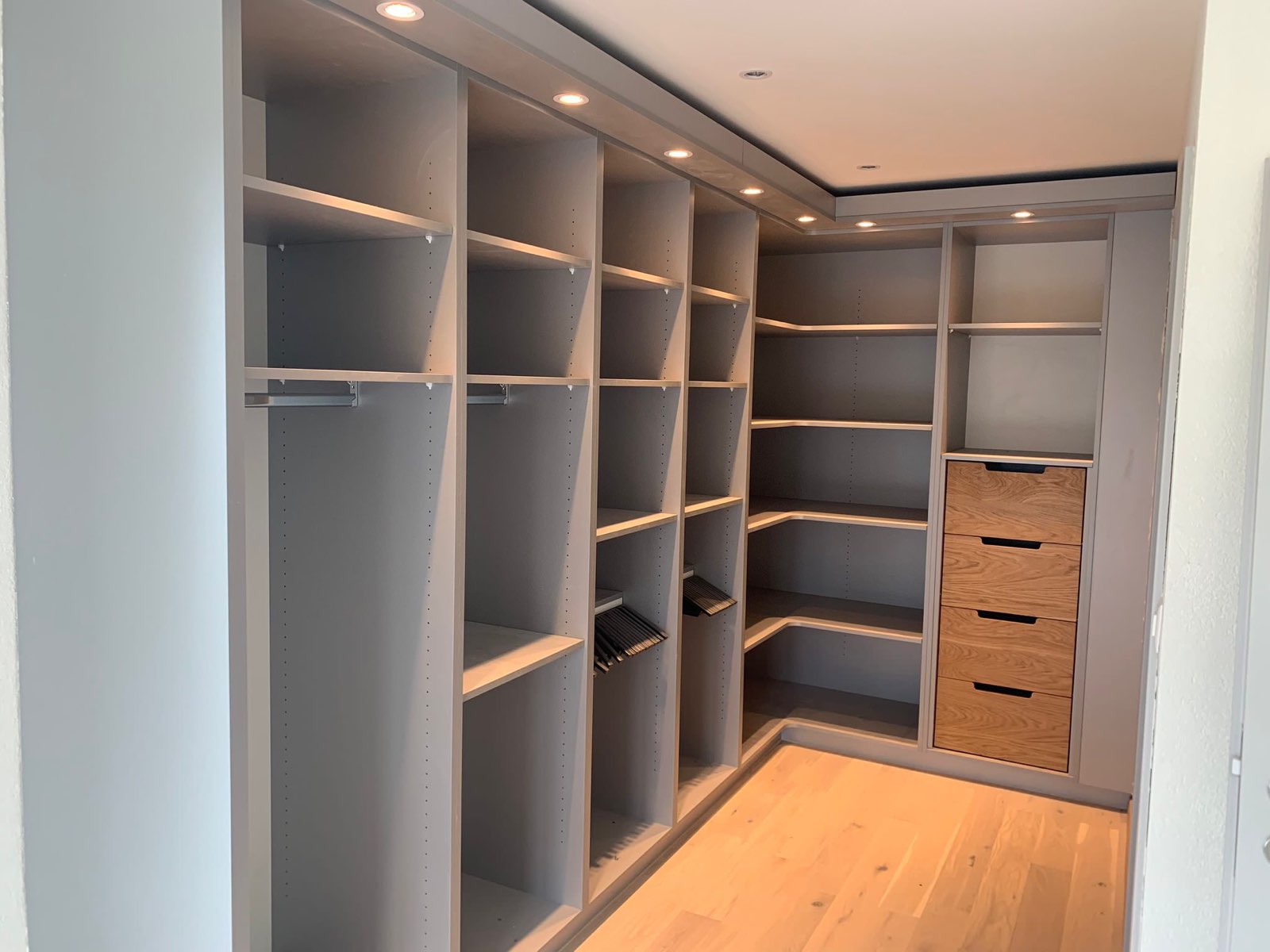 Dressing d'angle sur mesure, étagères éclairées et tiroirs en chêne