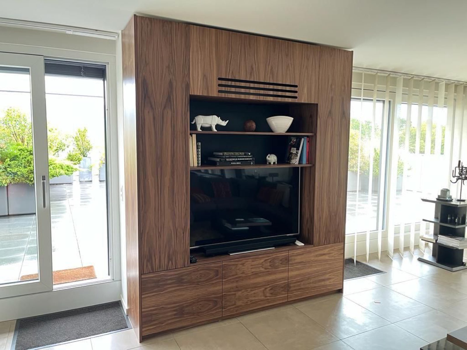 Meuble de télévision toute hauteur en noyer, niches ouvertes et tiroirs